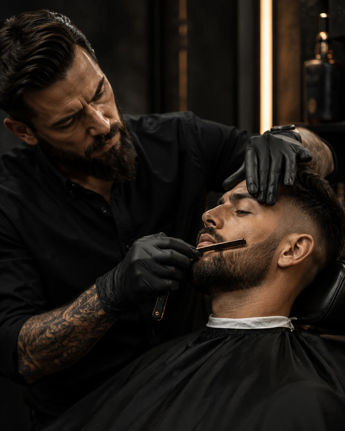 Taille de barbe avec contours nets chez le barbier.