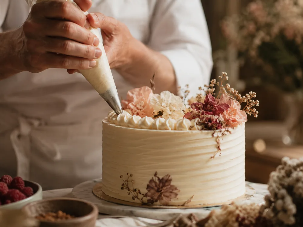 Gâteau personnalisé décoré de fleurs et de fruits frais