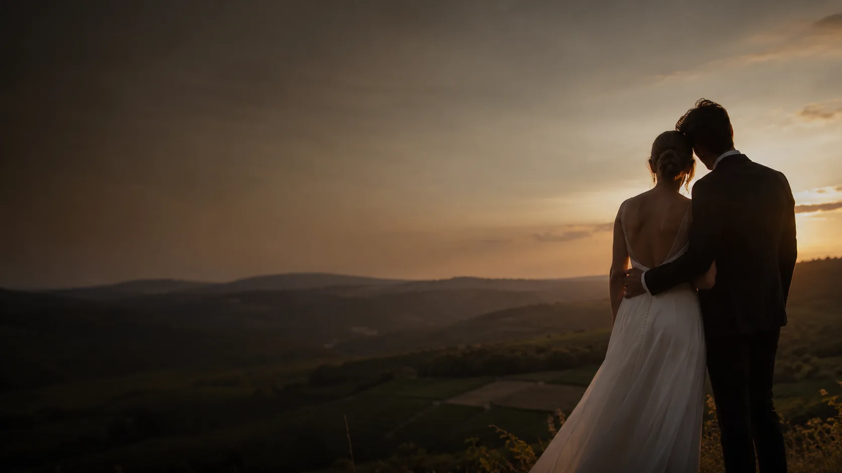 Silhouette du couple face aux vignobles de la Moselle sous un ciel ambré