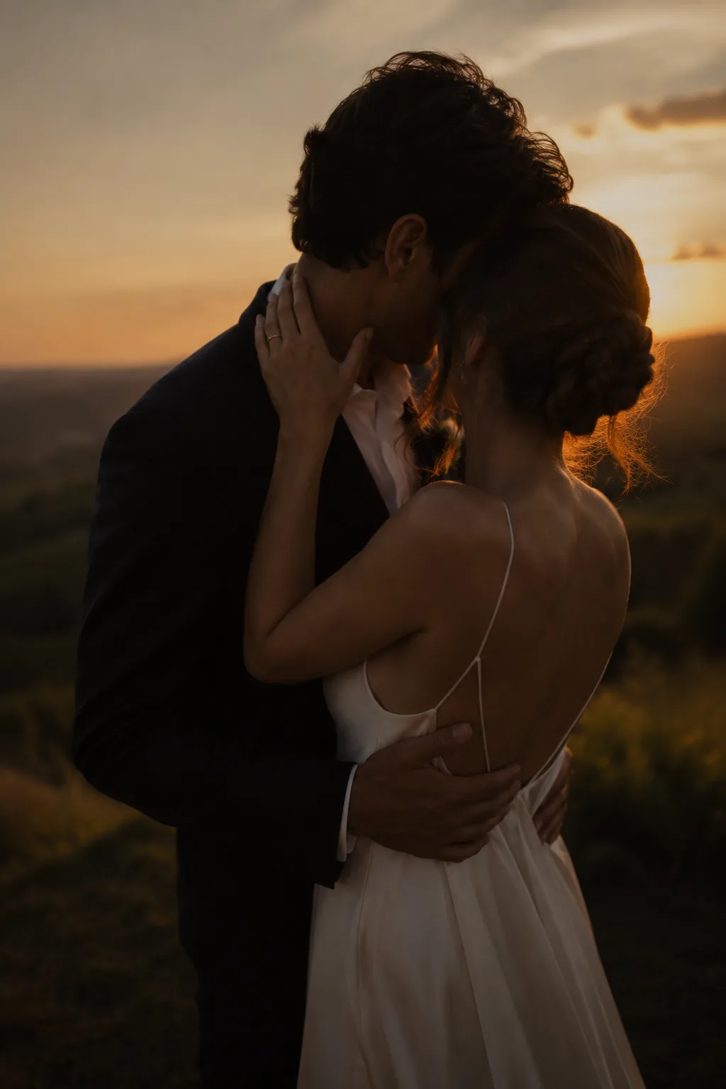 Portrait du couple enlacé à l'heure dorée