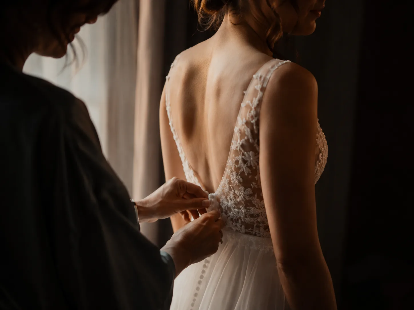 Préparatifs de la mariée près de la fenêtre, lumière douce du matin