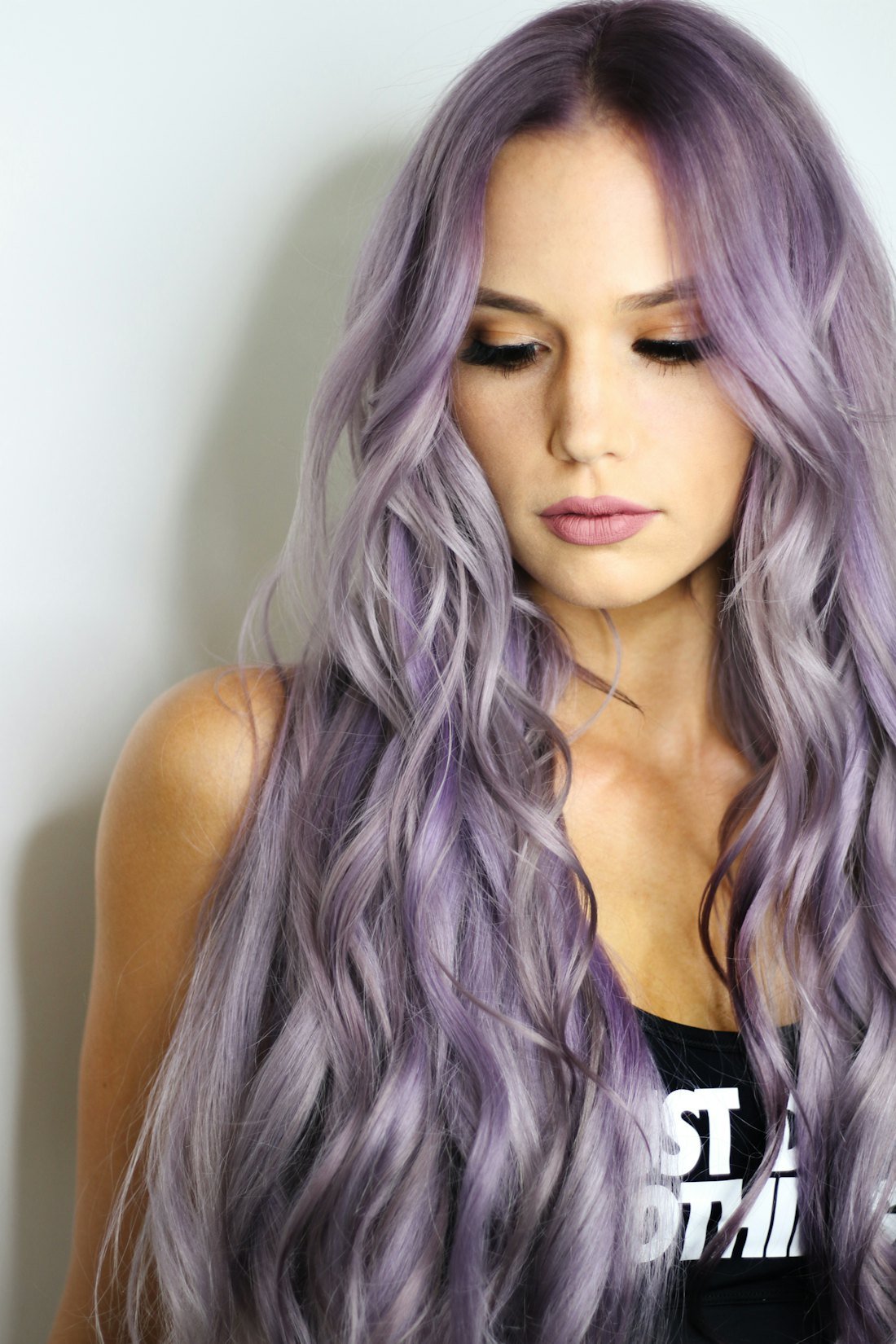 Cheveux longs ondulés aux reflets pastel, résultat coloration premium